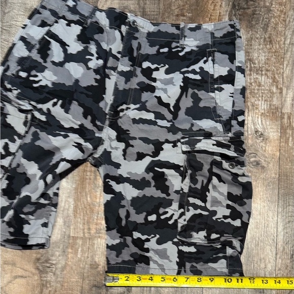 Levi's Men’s black & gray camouflage cargo shorts size 38 - Picture 7 of 12